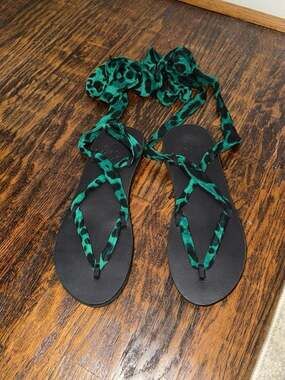 Sseko Designs Green Leopard Print Ribbon Wrap Sandals Size 7